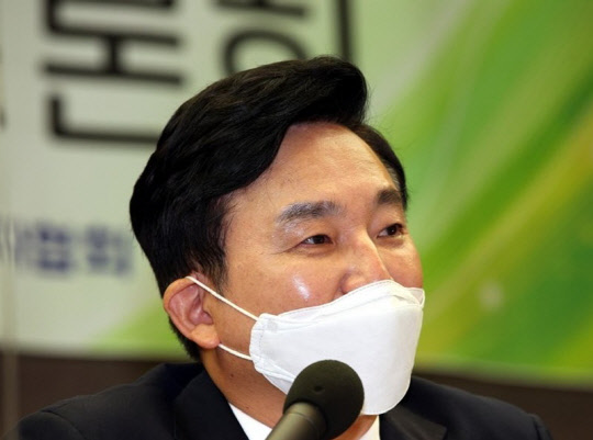 국민의힘 대선 주자인 원희룡(사진) 제주도지사가 지난 20일 오후 서울 중구 한국프레스센터에서 열린 '한국기자협회 제20대 대선 예비후보 초청 토론회'에서 인사말을 하고 있다. <연합뉴스>